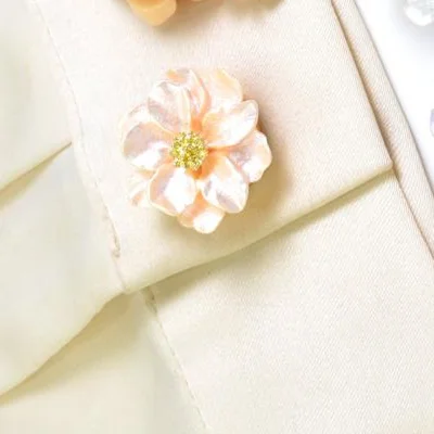 Ultra-Chic Pearl Rhinestone Cufflinks for Women; Luxury Sleeve Clip and Button Covers for a Fashionable Wardrobe.