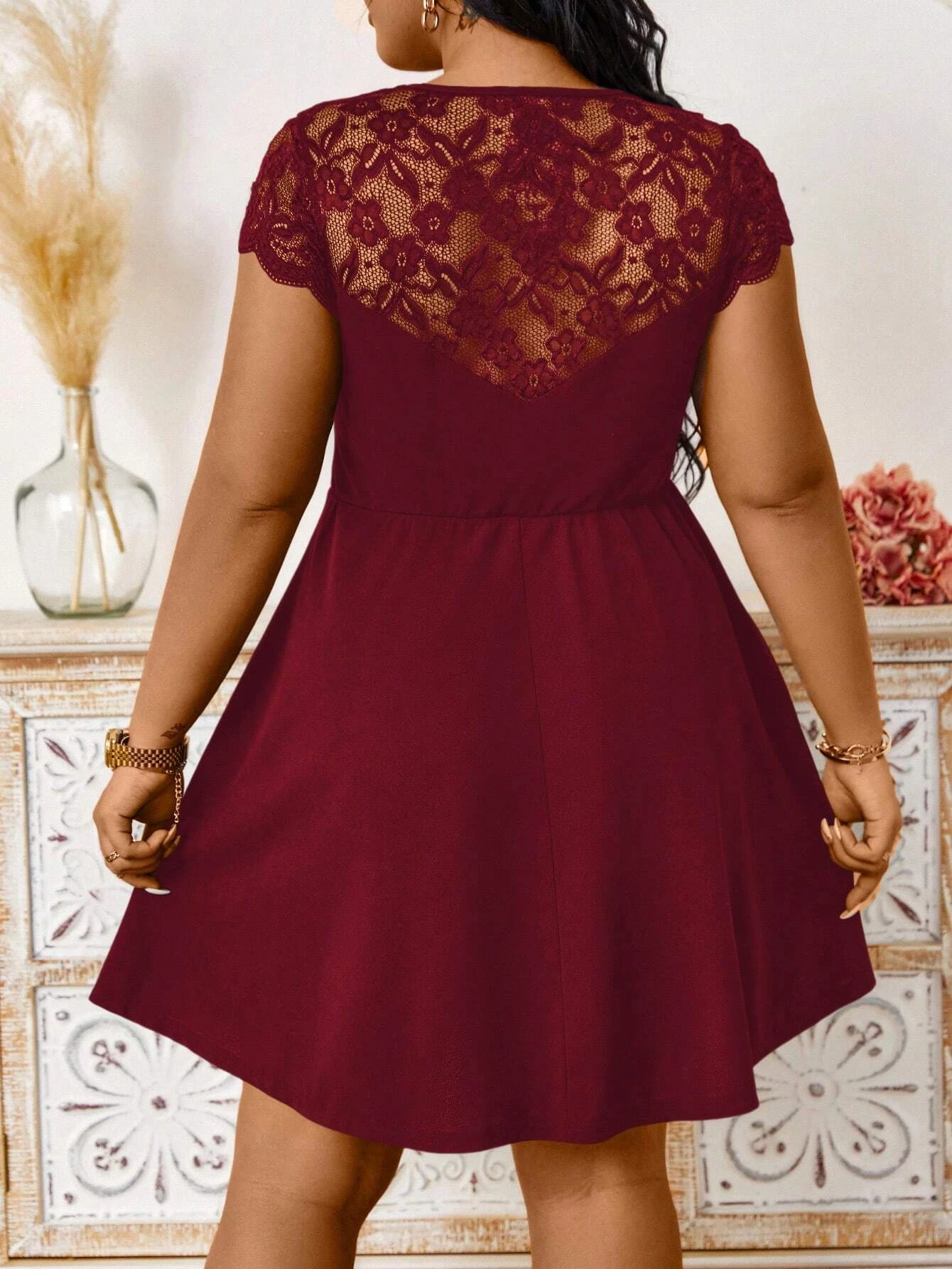 Plus-Size-Midikleid für Damen, Spitze, kurze Ärmel, Ausschnitt vorne, A-Linien-Schnitt, hohe Taille, ausgestelltes Kleid, elegantes Party- und Abendkleid. – Detail 4