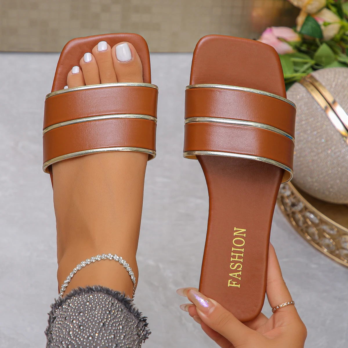 

2025 New Women Slippers Flat Bottom Non-slip Slippers Outdoor Open Toe Beach Sandals Sexy Fashion Designer Shoes Slides Woman