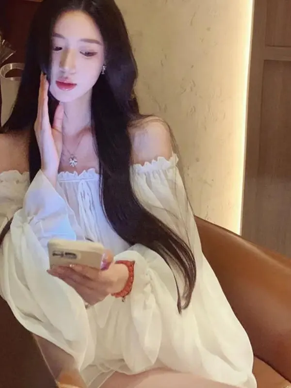 

Элегантное белое платье А-силуэта на одно плечо, женская летняя короткая юбка, корейский стиль, свободный крой, рубашка с длинным рукавом