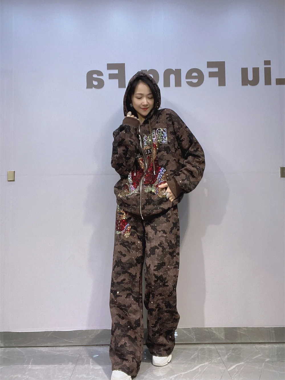 

Женские камуфляжные комплекты кардиганов, комплект с капюшоном для женщин, осенние повседневные прямые брюки с горячим тиснением, свободная спортивная одежда, комплект из двух предметов