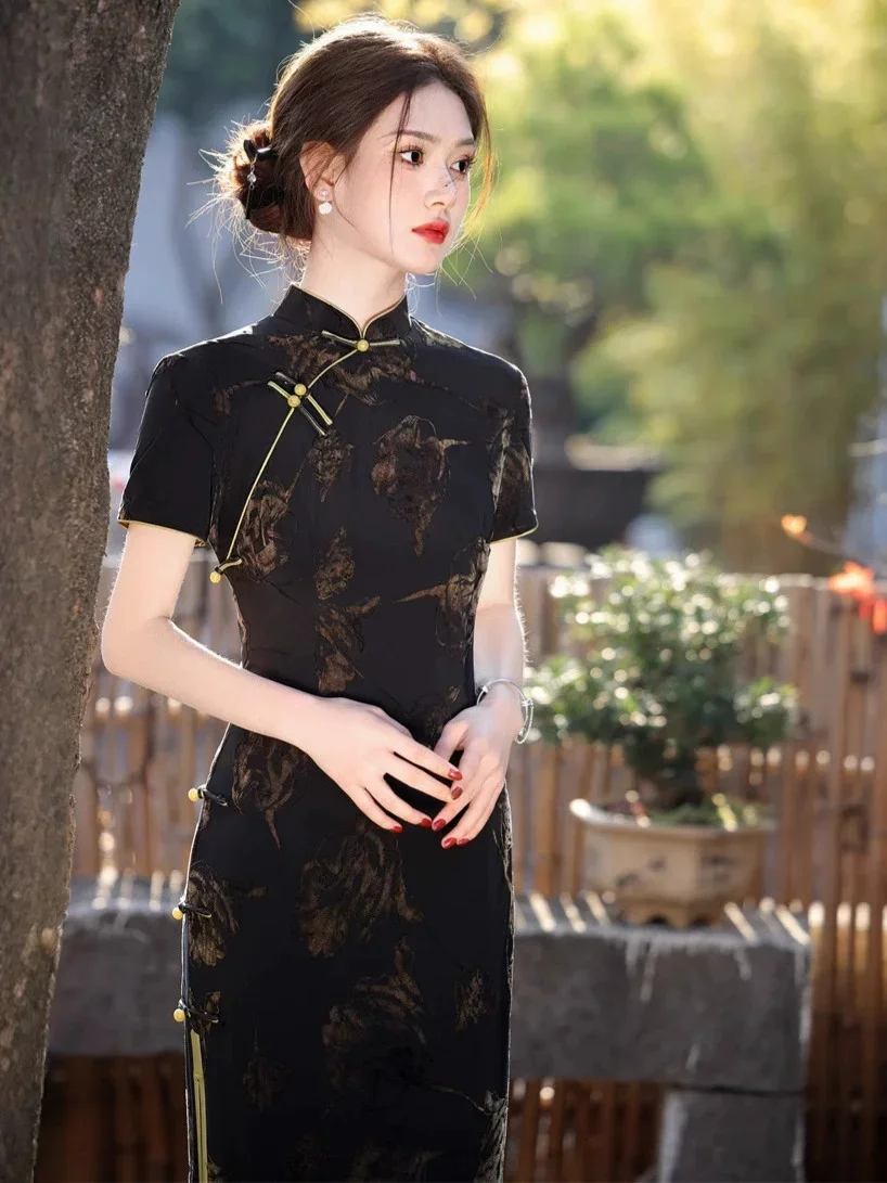 Qipao Wanita Hitam Slim dengan Kancing Samping Delapan Lapisan Panjang Tie Dyeing Plush Baru Musim Semi/Musim Panas 2025