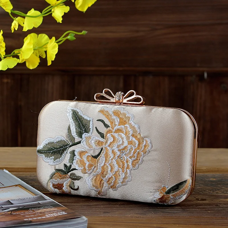 

Chinese Style Embroidery Flower Evening Bag For Women Wedding Party Small Clutches Classic Retro Chain Shoulder Bag Prom Handbag