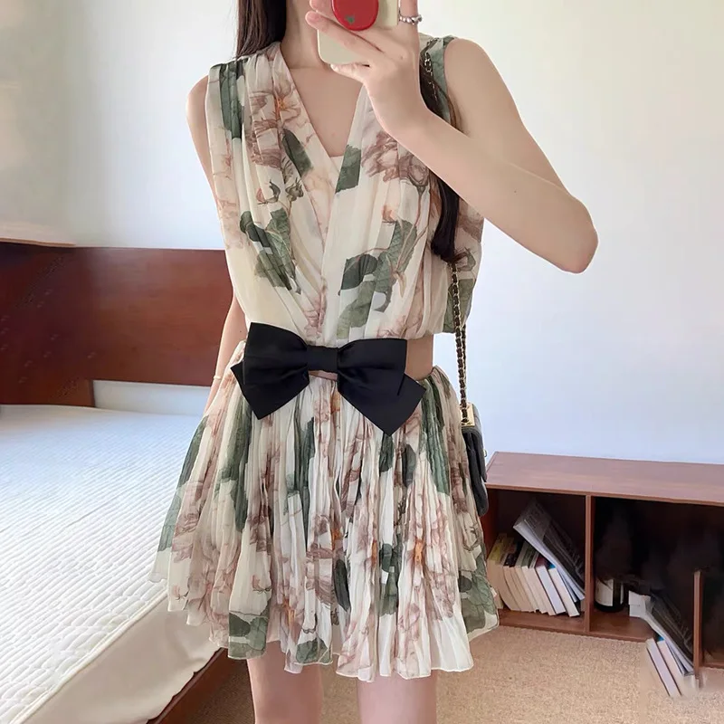 

French senior 2025 summer new, deep V beautiful painted temperament bow waist thin suit short skirt women