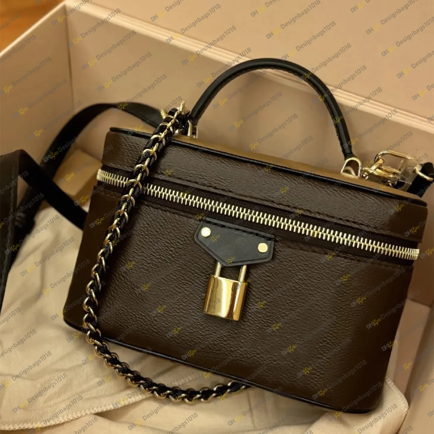 

Элитная дизайнерская сумка: стильная женская косметичка, сумка через плечо с цепочкой, роскошный кожаный клатч, классическая дамская сумочка.