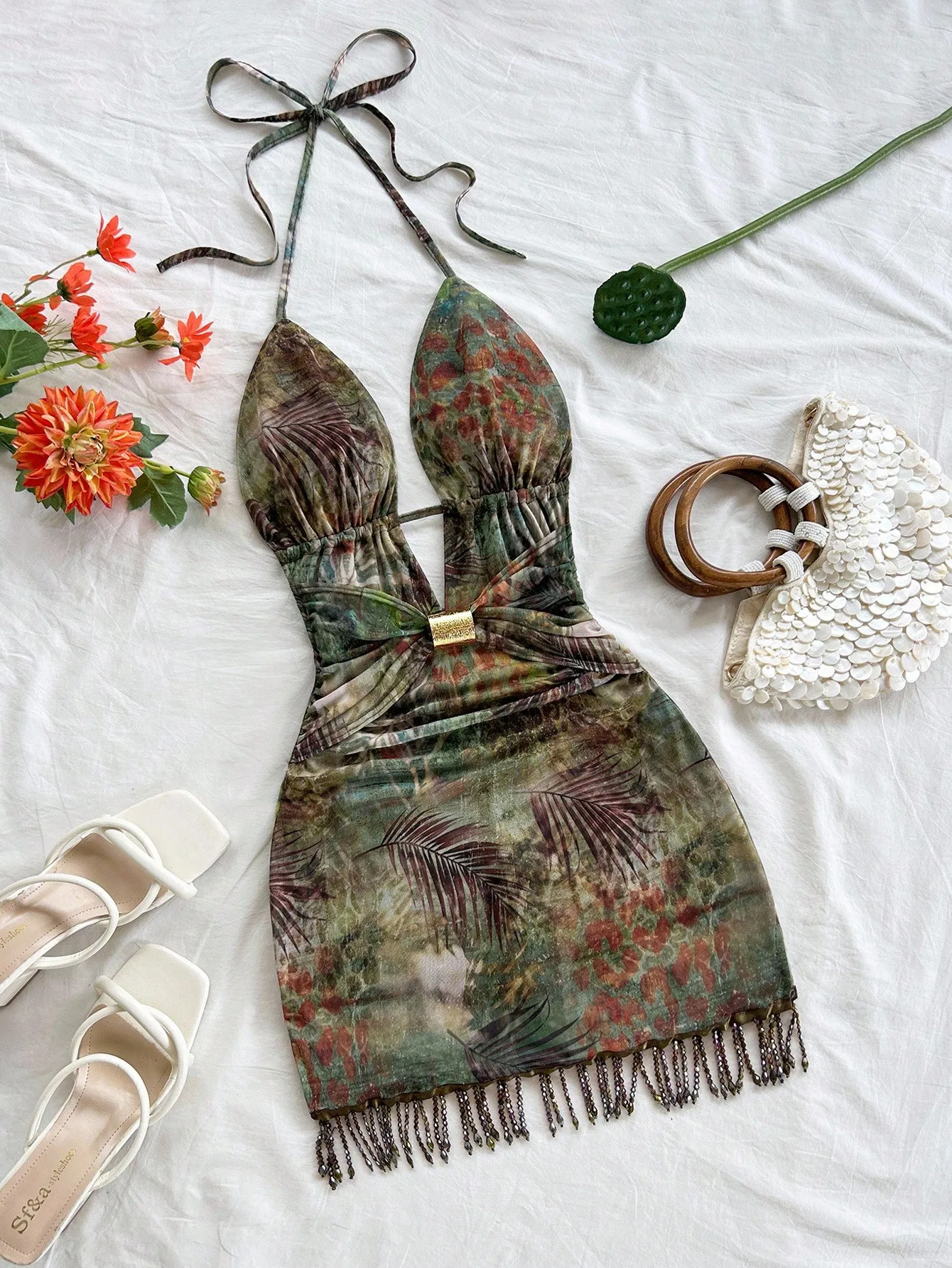 

Мини-платье с тропическим принтом в стиле бохо, с бахромой из бусин и металлическими элементами