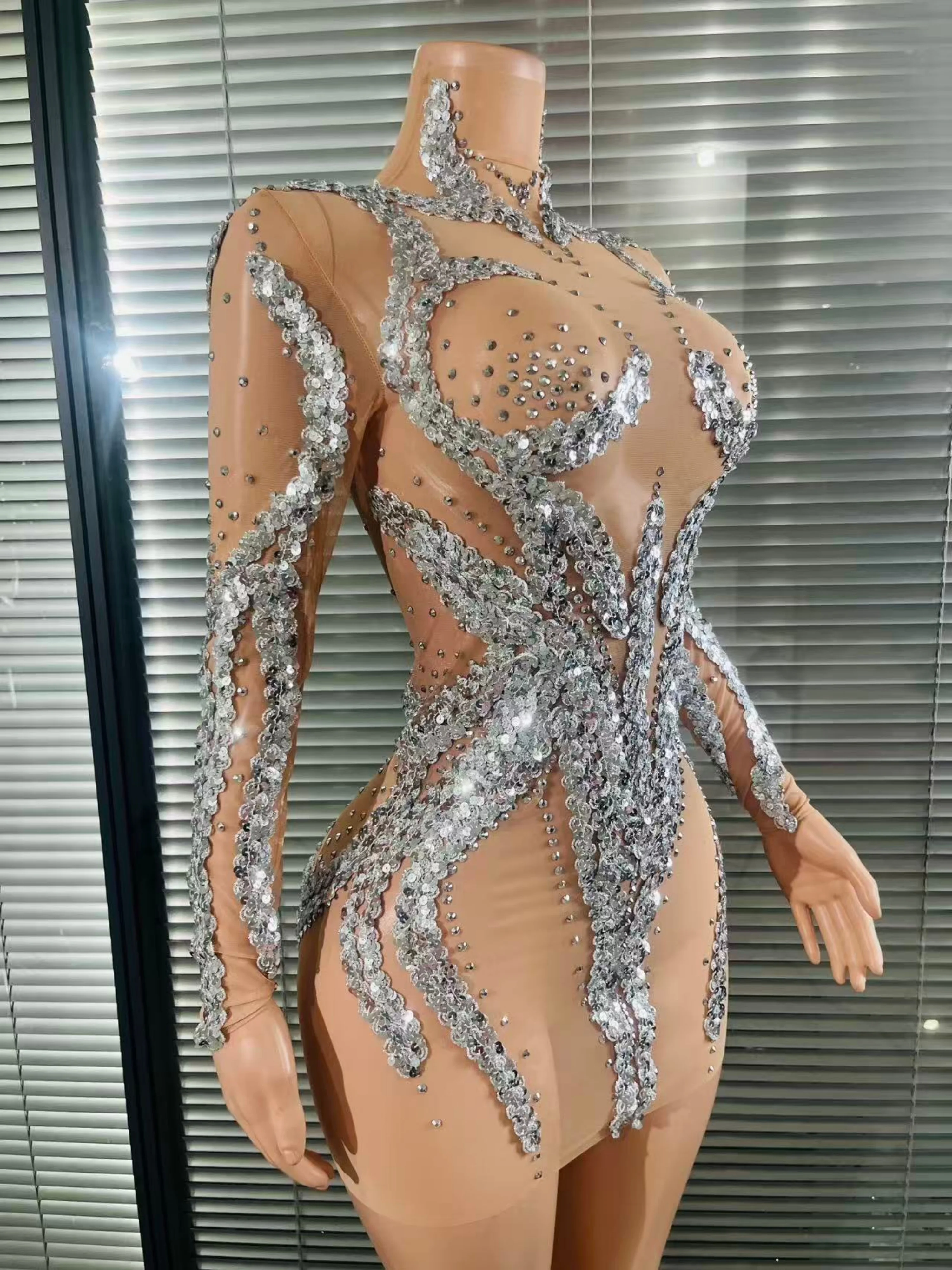 ชุดราตรีผ้าซีทรูหรูหราประดับเลื่อมสีเงินสำหรับงานพรอม งานเลี้ยงค็อกเทล และการแสดงบนเวที