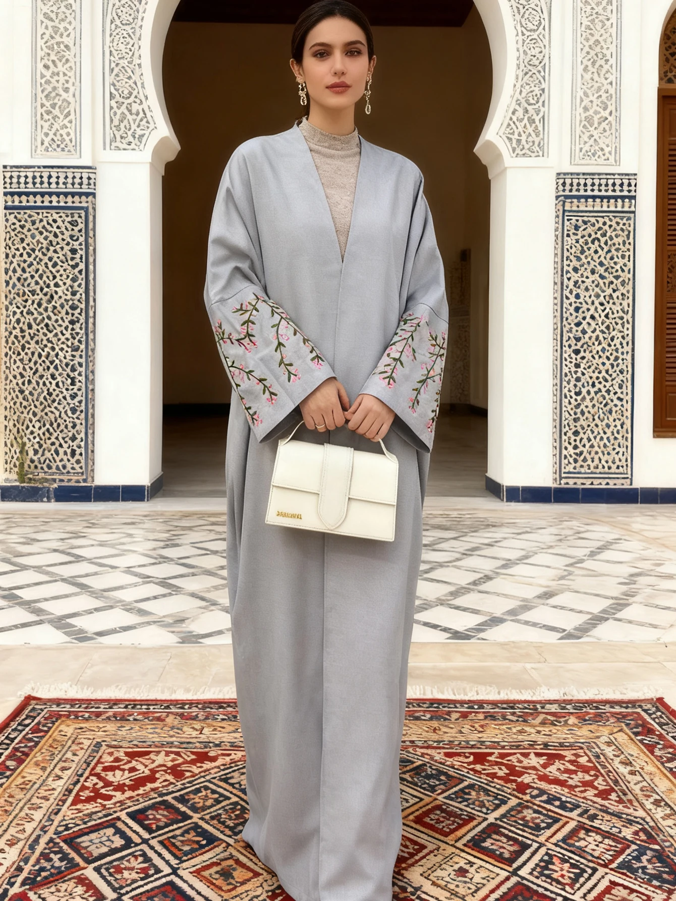 

Элегантная вышитая абая Дубая для мусульманских женщин — интракторично созданная с цветочной вышивкой на рукавах в исламской скромной моде