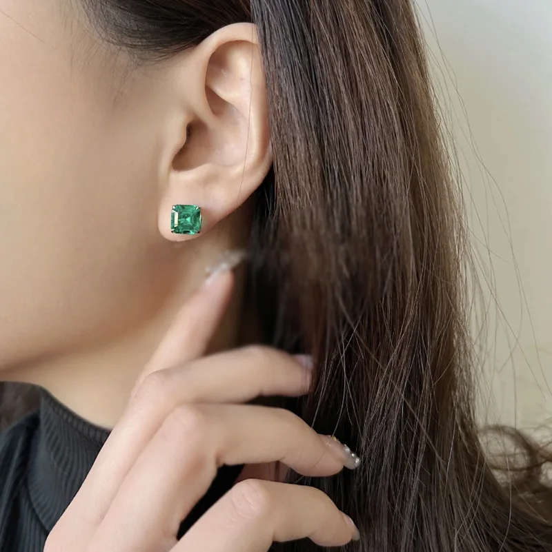 New 100% S925 Silver Jewelry Simple 7 * 7mm Emerald Pagoda Car Simulation Diamond Four Claw Earnail Earrings Wedding Jewelry