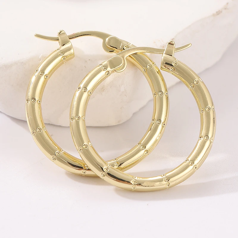 Klassische goldfarbene Creolen für Damen mit Kreismuster-Gravur für Party und Alltag – Detail 5