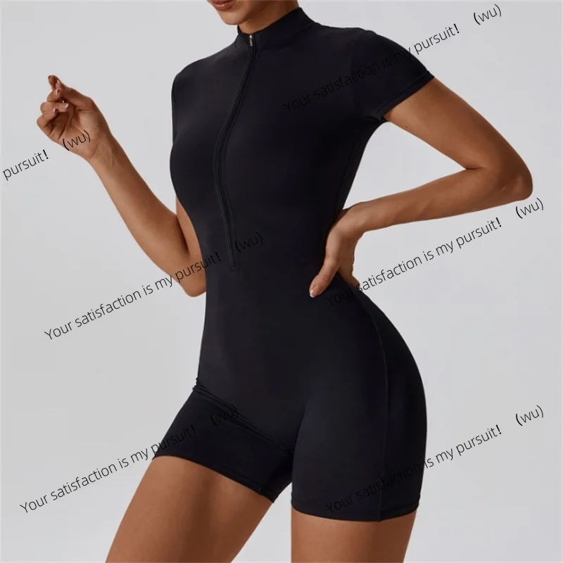 

Европейский и американский цельный костюм для йоги телесного цвета с воротником-стойкой, полумолнией, комбинезоном для фитнеса с короткими рукавами, облегающим кроем.