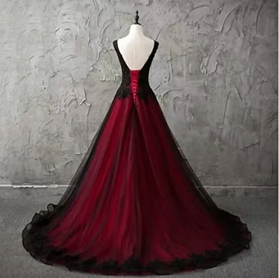 Vintage Black And Wine Red Gothic Wedding Dresses V Neck Corset Lace Appliqued Beading Victorian Medieval Halloween Bridal Gowns