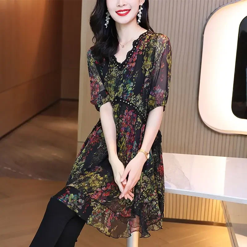 Temperament letni damski dekolt w serek nadruk patchworkowy moda elegancki pół rękawa luźna szyfonowa koszula średniej długości topy ZT316