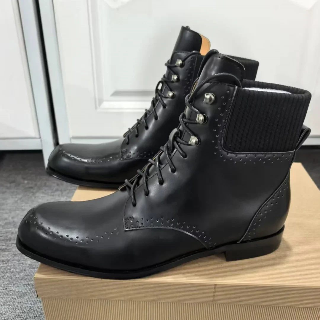 مشبك معدني جولة تو الدانتيل متابعة الرجال بوتاس التنفس ثقوب جلد أسود أحذية بوت قصيرة للرجال الحياكة أحذية جديدة كعب منخفض مكتنز