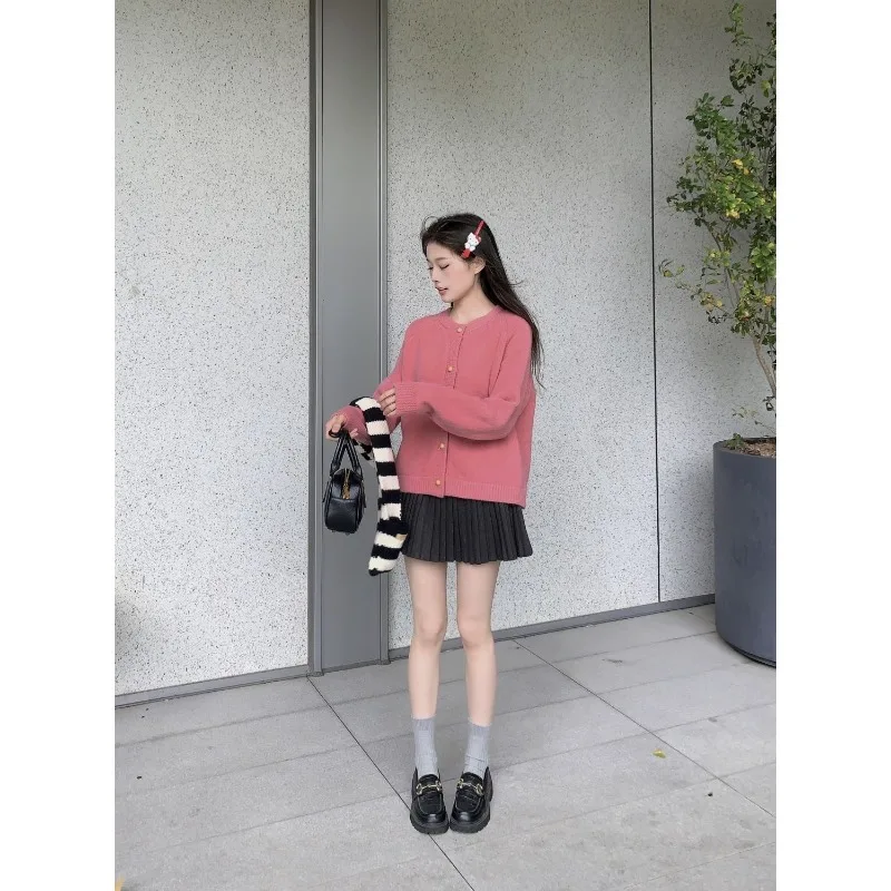 Nowy kardigan 2025 podkreśla Twoją osobowość, słodki styl. Luźny krój, mieszanka wełny, modny materiał.