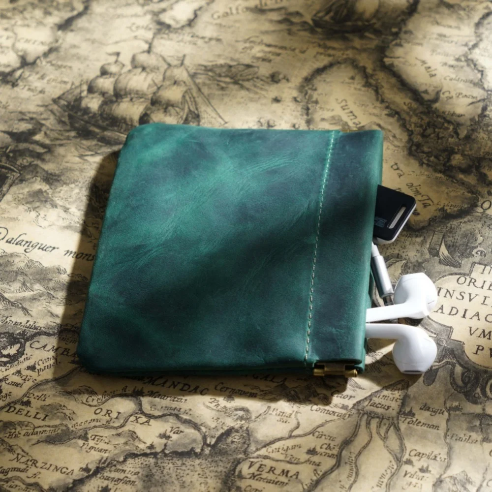 

The wild horse leather storage bag is convenient for storing small leather wallets and loose change.