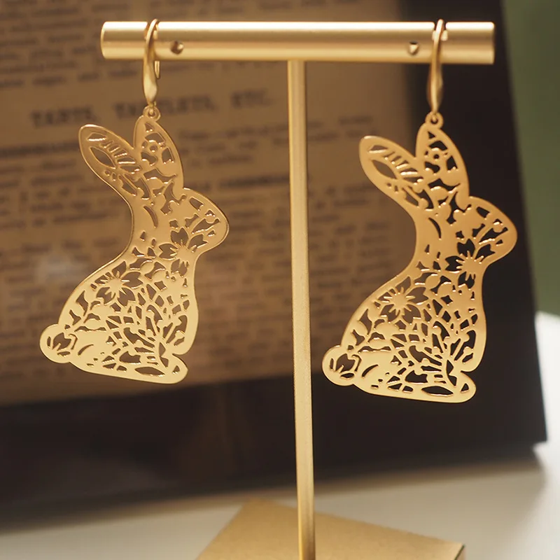 

Niche Design Vintage Hollow Lace Pattern Gold-Plated Rabbit Ear Cuff Accessories