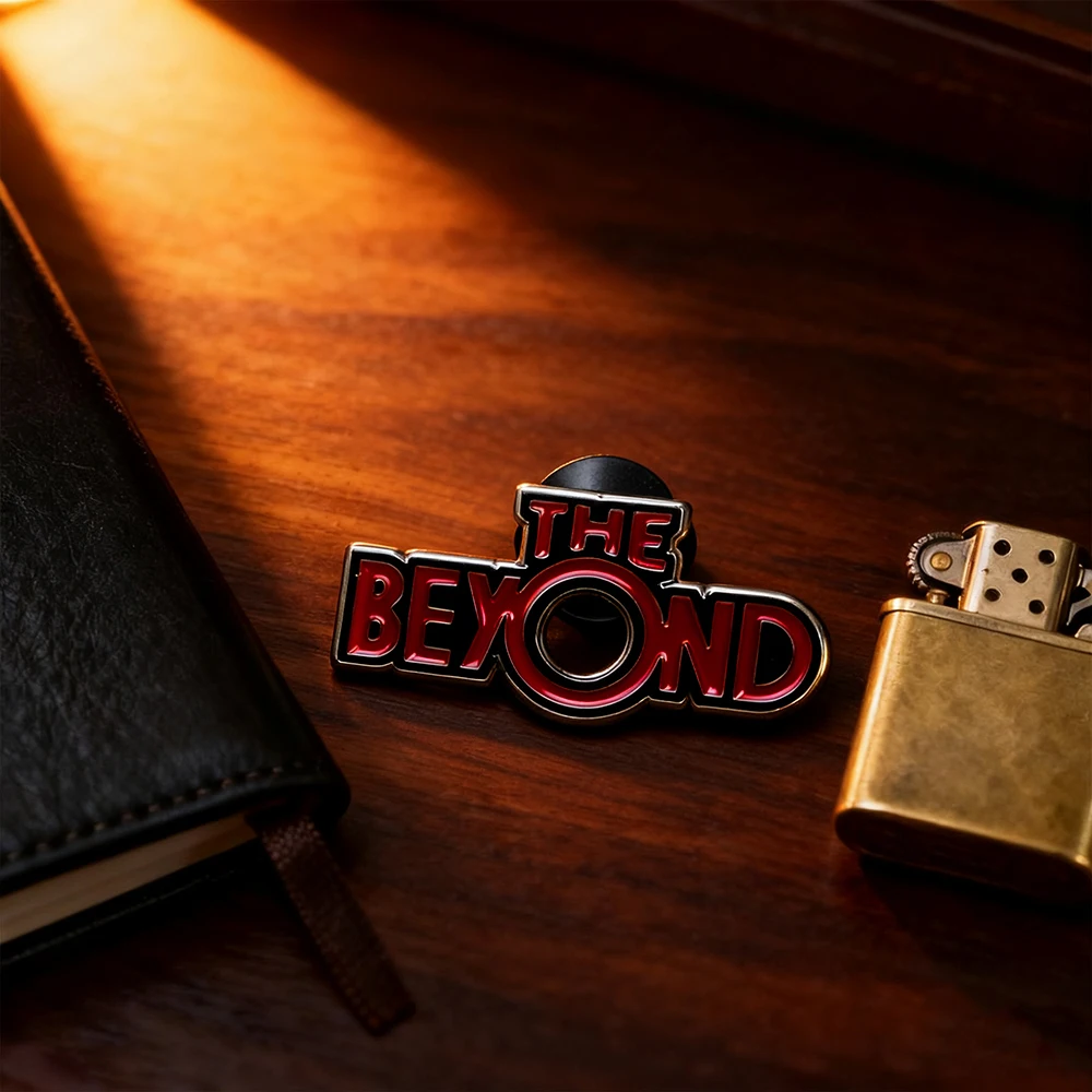 Die Beyond Classic Horror Movie Logo-Brosche, rotes englisches Buchstabenabzeichen, kreativer Film-Accessoire-Emaille-Pin, dekorativer Fan-Sammelartikel – Detail 5