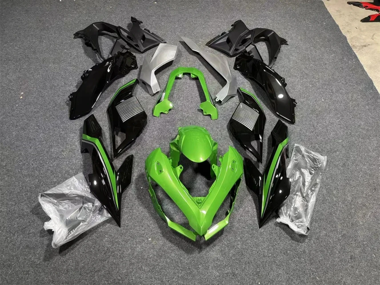 The motorcycle fairing kit is suitable for the Z1000SX 2020 2021 2022 2023 2024 2025 body fairing black and green motorcycle