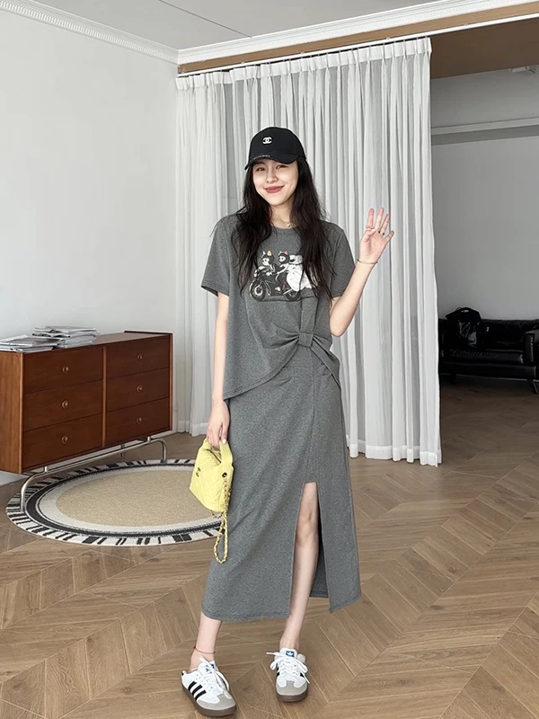 

Loose Casual Printed Top with Slit Design Covering up Meat f Skirt Faionable Summer Set for Women Aged 25-35