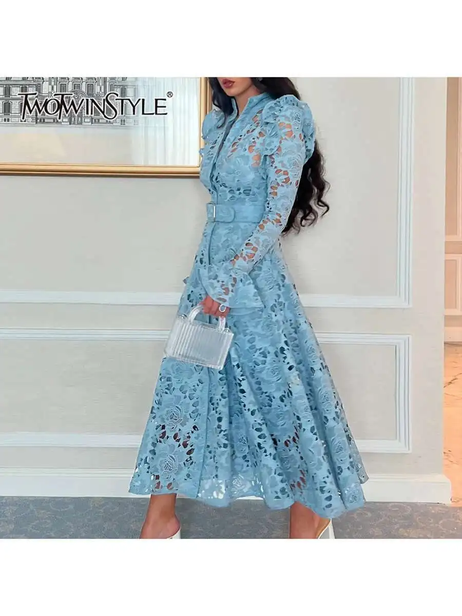 TWOTWINSTYLE 固体パッチワークレース刺繍カットアウトエレガントなドレス女性のためのスタンドカラーフレアスリーブハイウエストドレス女性