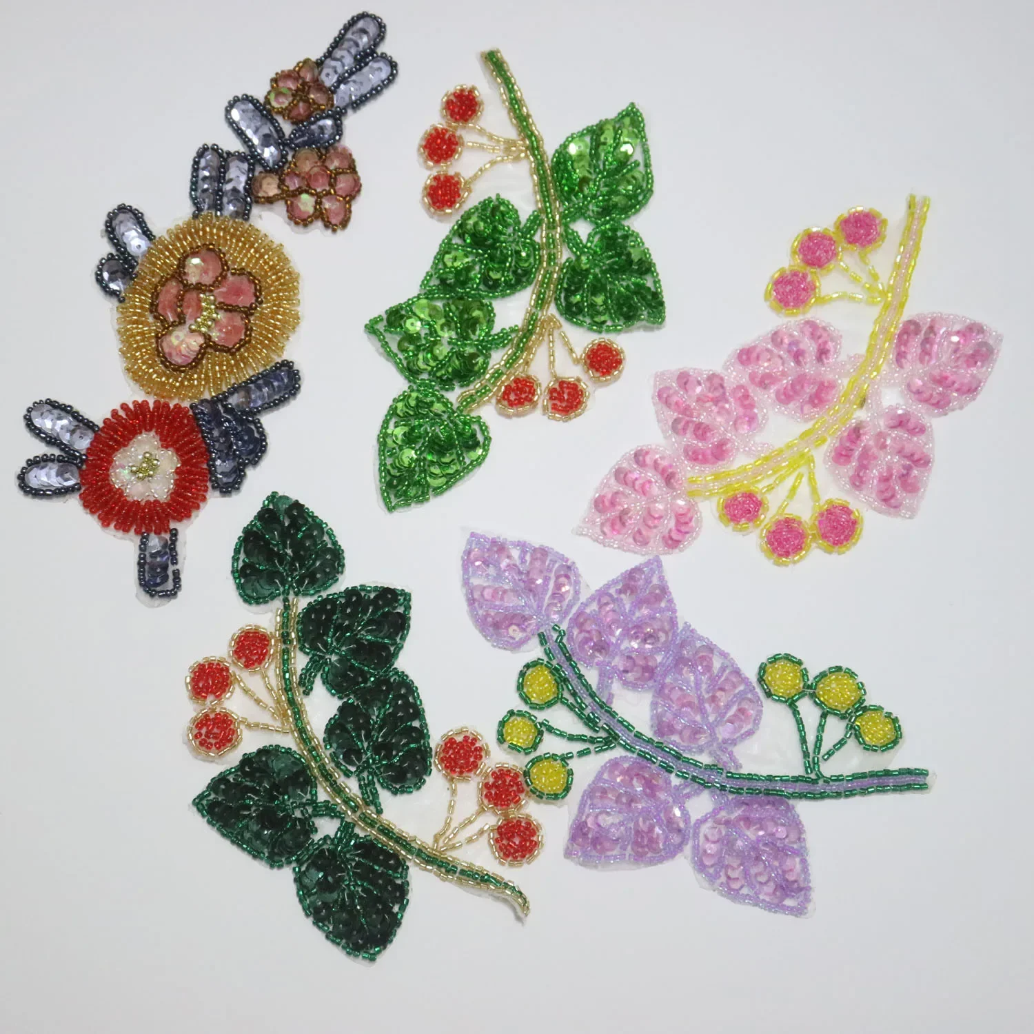Handgefertigte Blumen-Applikationen mit Strasssteinen und Perlen für Kleidung, DIY-Aufnäher zum Aufnähen, Pailletten-Applikationen, bestickte Aufnäher. – Detail 1