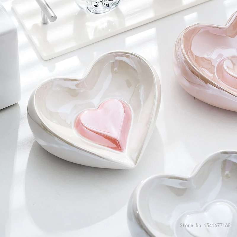 Ceramic Love-shaped Soap Case Creative Sweet Stylish Drainage Soap Dish Storage Rack Box Household Bathroom Kitchen Article, 1Pc