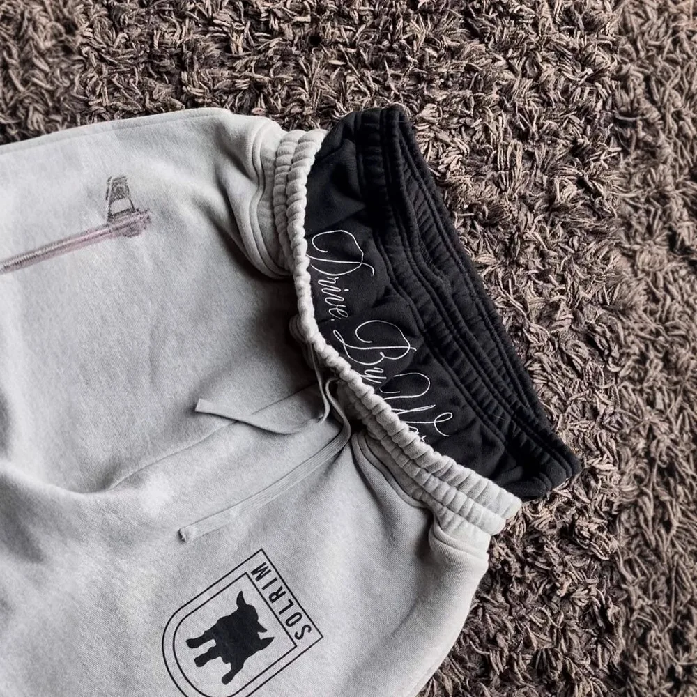 بنطال رياضي أوروبي وأمريكي بخصر مزدوج مطرز للشارع قابل للطي لخريف 2025 جديد