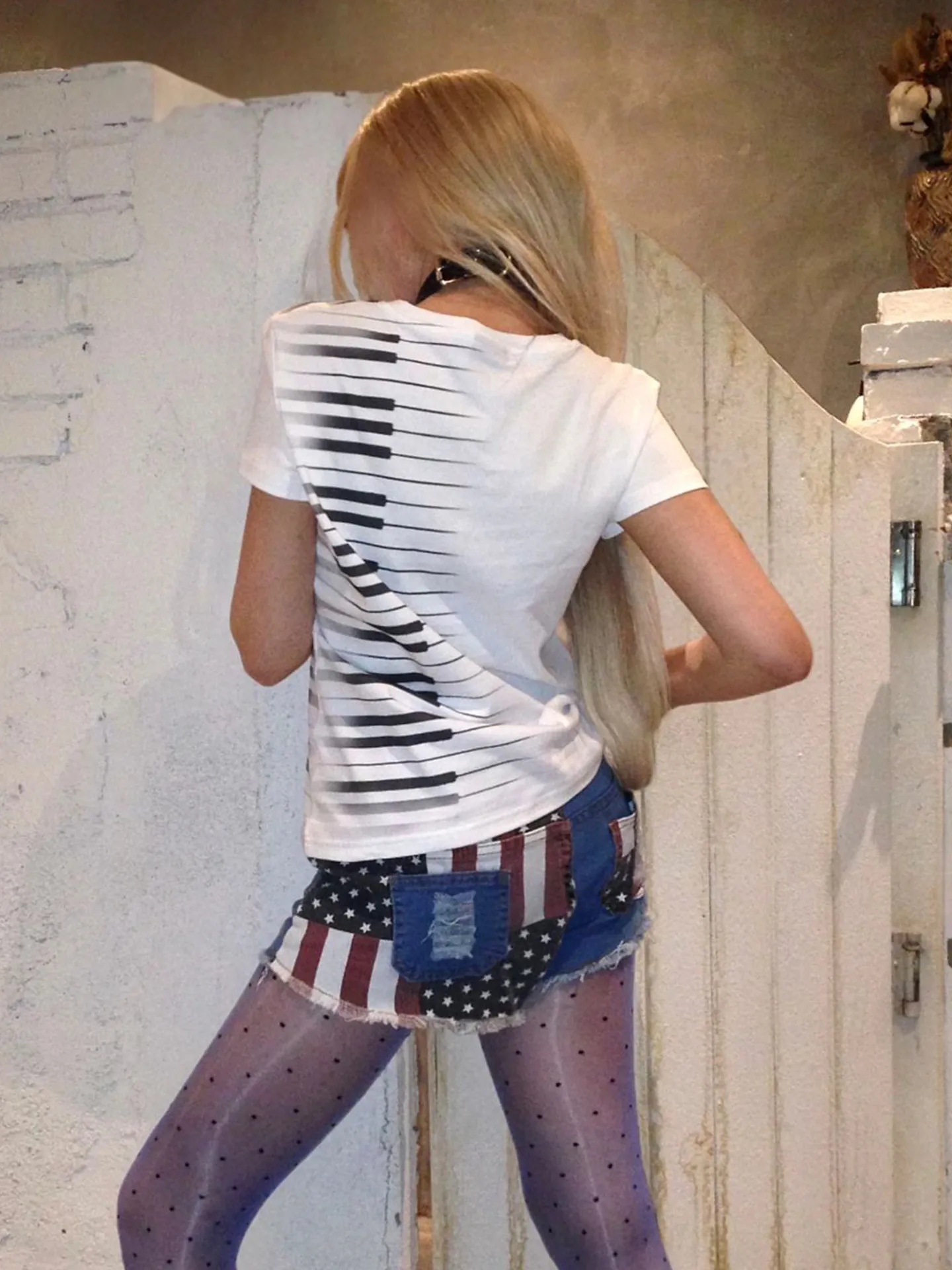Women's Subculture V-Neck Tee Summer 2026 New Fashion Rhinestone Piano Key Print Cropped White Y2K Tops