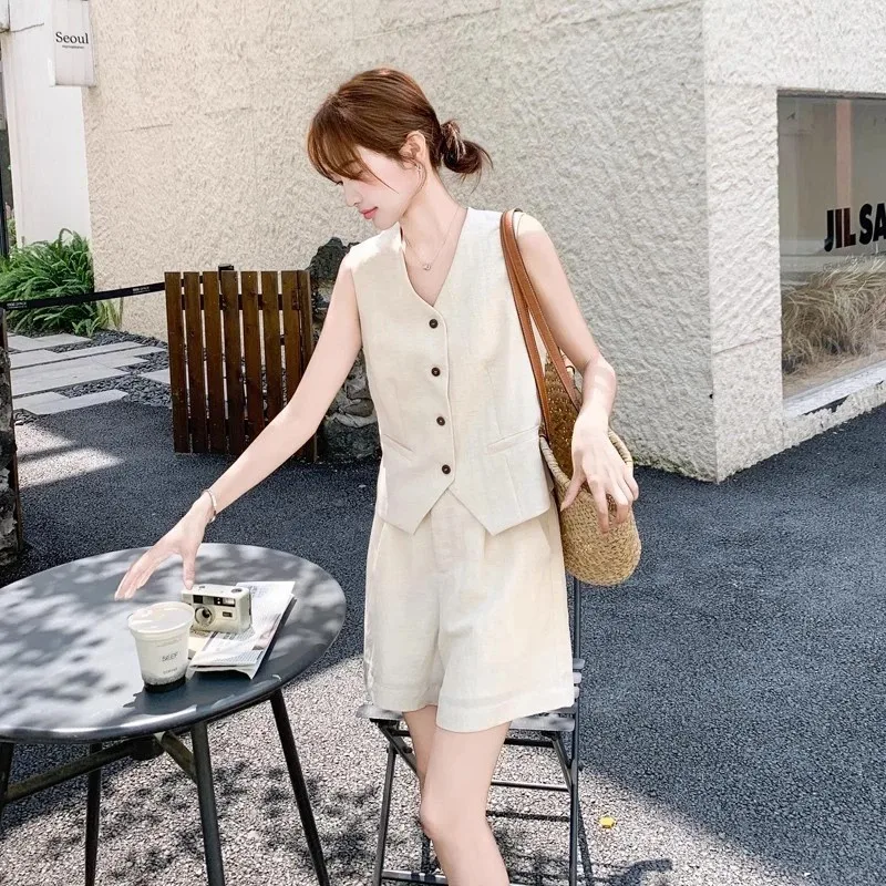 

Plus size pure color two-piece set for women; Japanese and Korean style summer outfit with button vest and wide-leg shorts.
