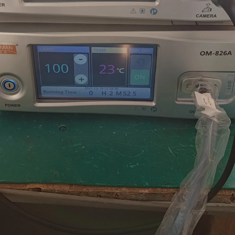 Clinic Use 100W Adjustable Color Temperature LED Cold Light Source Touch Controlled Surgical Light Source