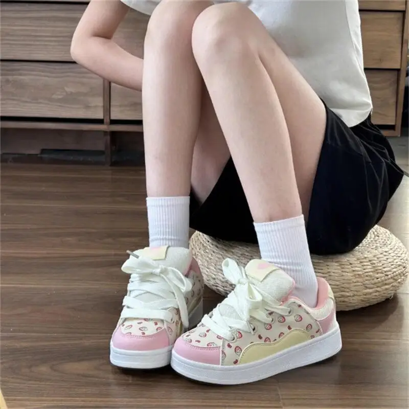 2025 nuevas zapatillas de deporte de estilo dulce Kawaii, zapatos con cordones informales para mujer, diseño de estampado de fresa a la moda, zapatos cómodos para caminar al aire libre