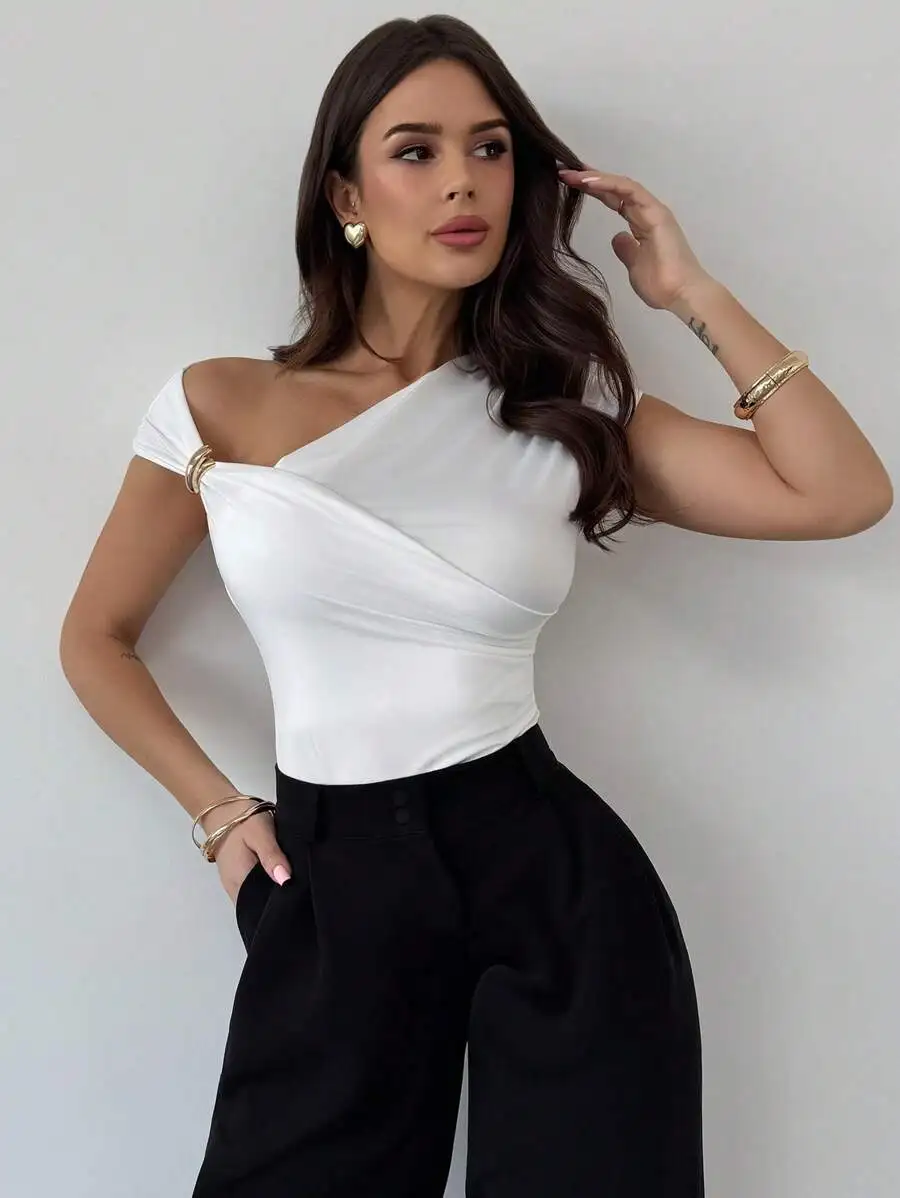 

Белое асимметричное боди с металлическими элементами и драпировкой на талии