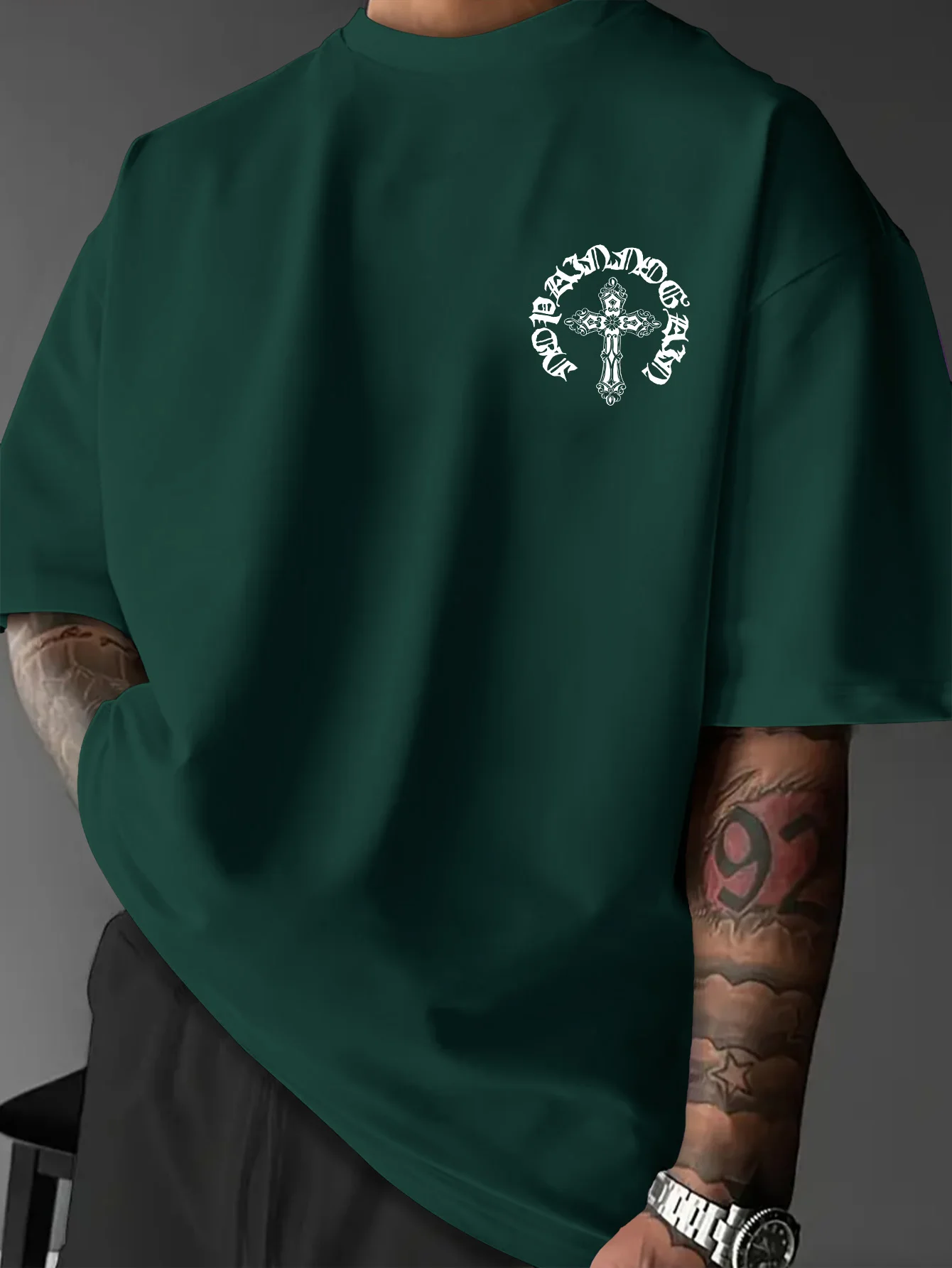 Herren Oversized T-Shirt mit überschnittenen Schultern, Vintage Gothic Kreuz Grafikdruck, lässiges Kurzarm-Shirt, S-XXL – Detail 9