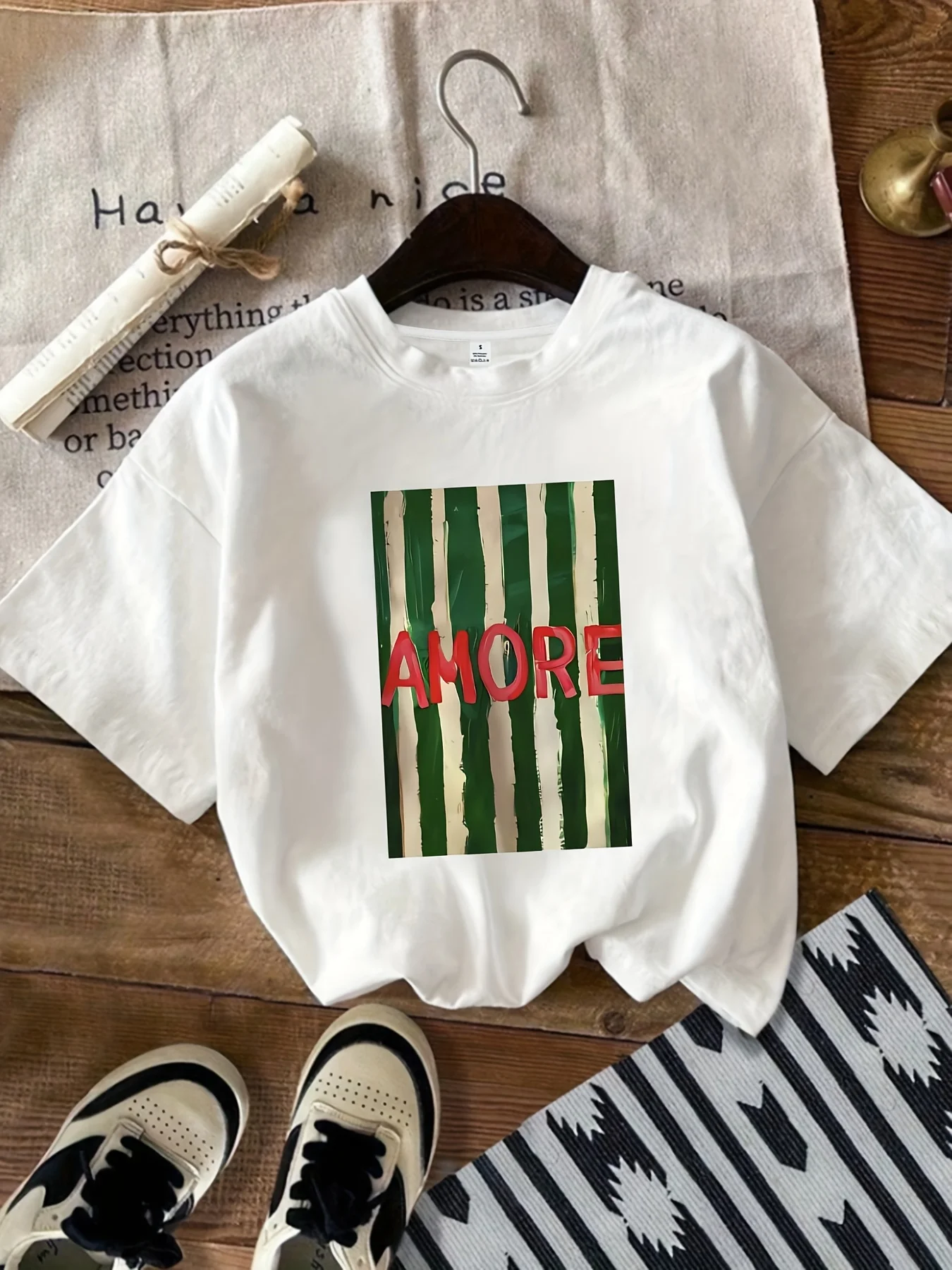 【0696】تيشيرت نسائي بمقاس كبير ورقبة دائرية وأكمام قصيرة مع نصف كم مرن ومطبوعات عصرية