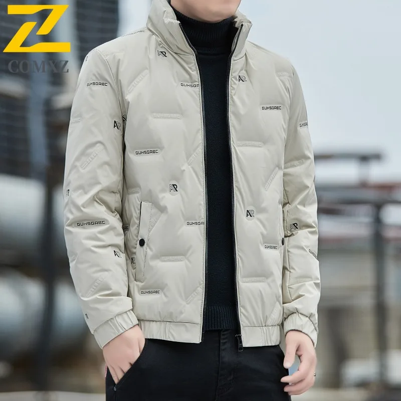 

COMXZ Роскошный мужской пуховик 2025 для отдыха с воротником-стойкой, легкая офисная куртка-пуховик, удобная зимняя парка для пешего туризма