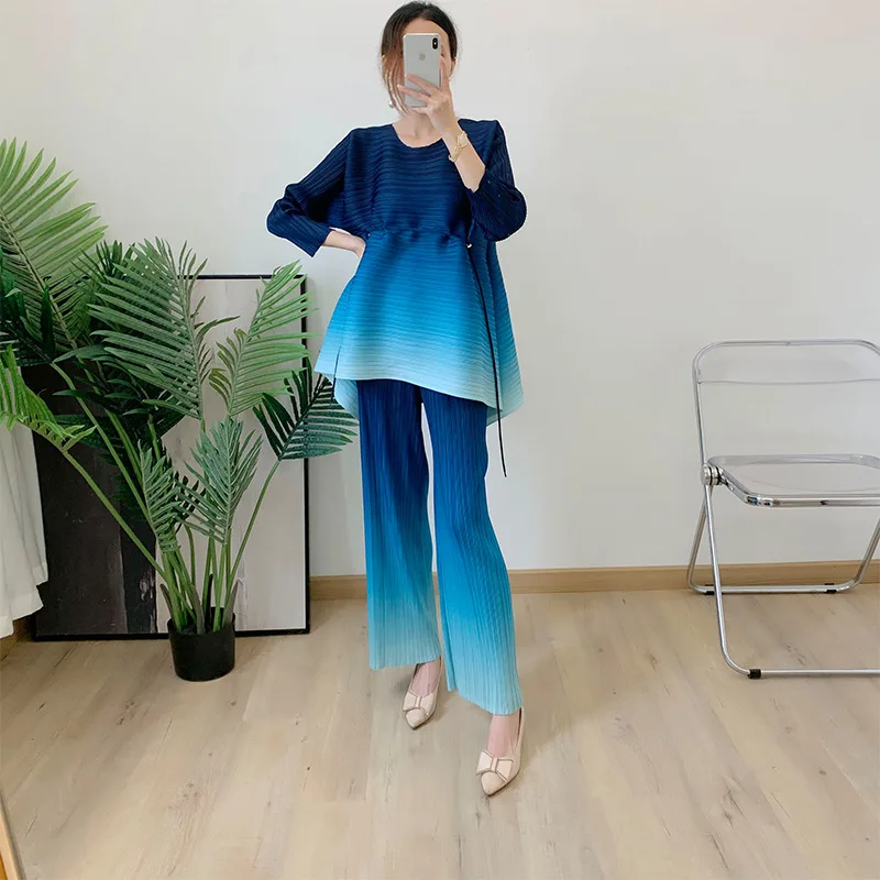 طقم بدلة نسائية مكونة من قطعتين بطيات من Miyake: بلوزة + سراويل طويلة، رقبة دائرية، مقاس فضفاض، حزام خصر مرن متدرج، أكمام ثلاثة أرباع، بنطال مستقيم الساق، تنحيف، ملابس غير رسمية، مناسبة للتجمعات اجتماعية وأنيقة