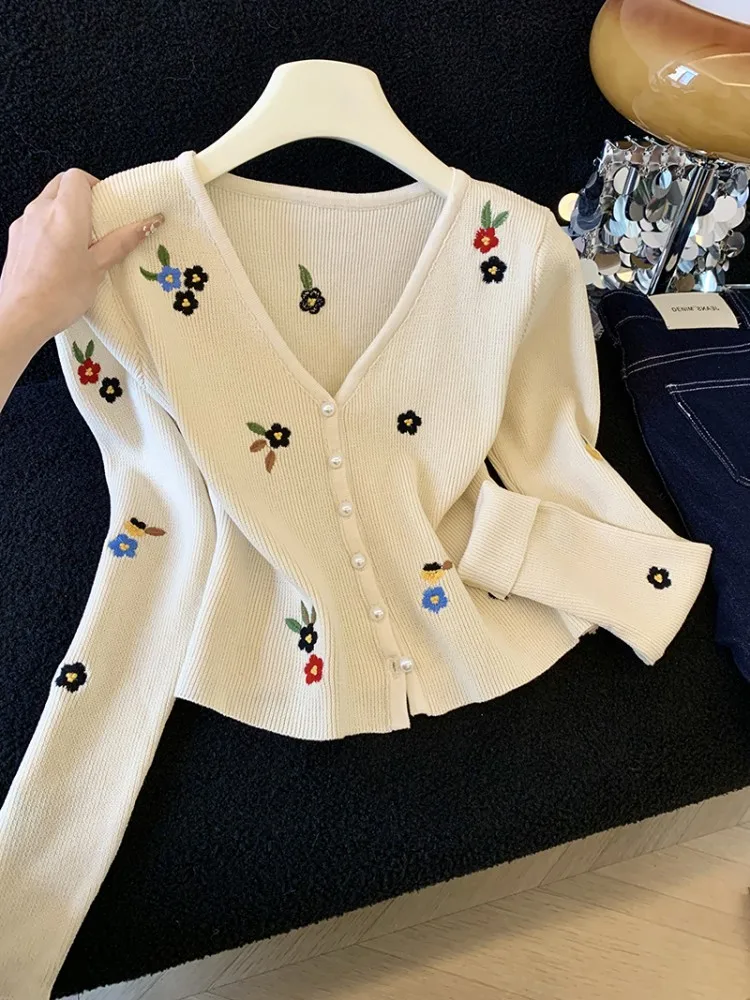 

Sweet And Elegant Short Knitted Cardigan with Embroidery V-Neck Long Sleeve Women's Fashionable Commute Style Korean Version