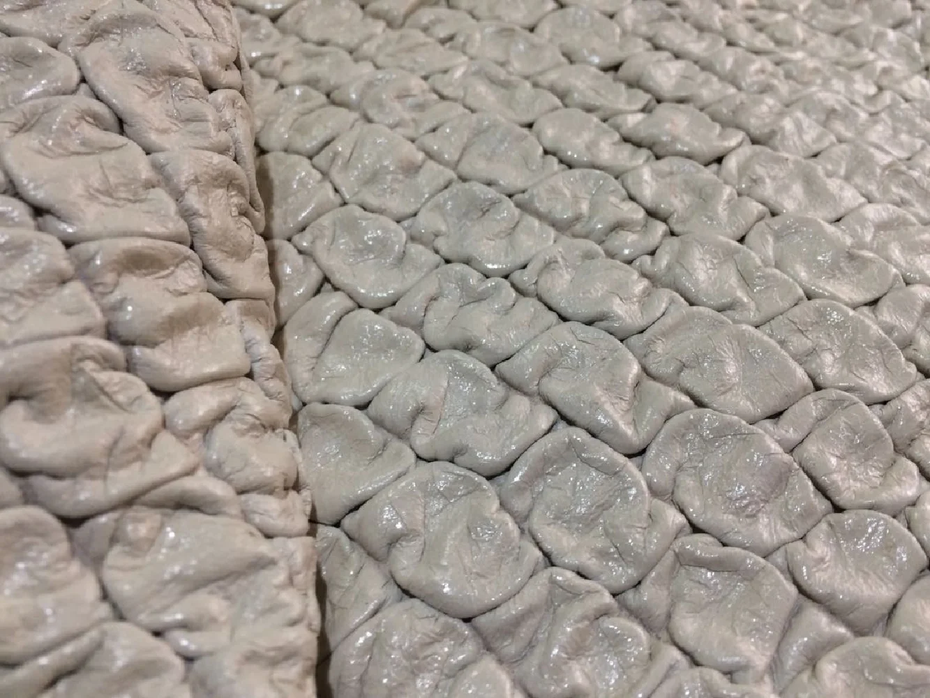 

Top layer pigskin leather Creamy-white scratch pattern About after each processing 6 sf. Deep lines Decoration sample leather