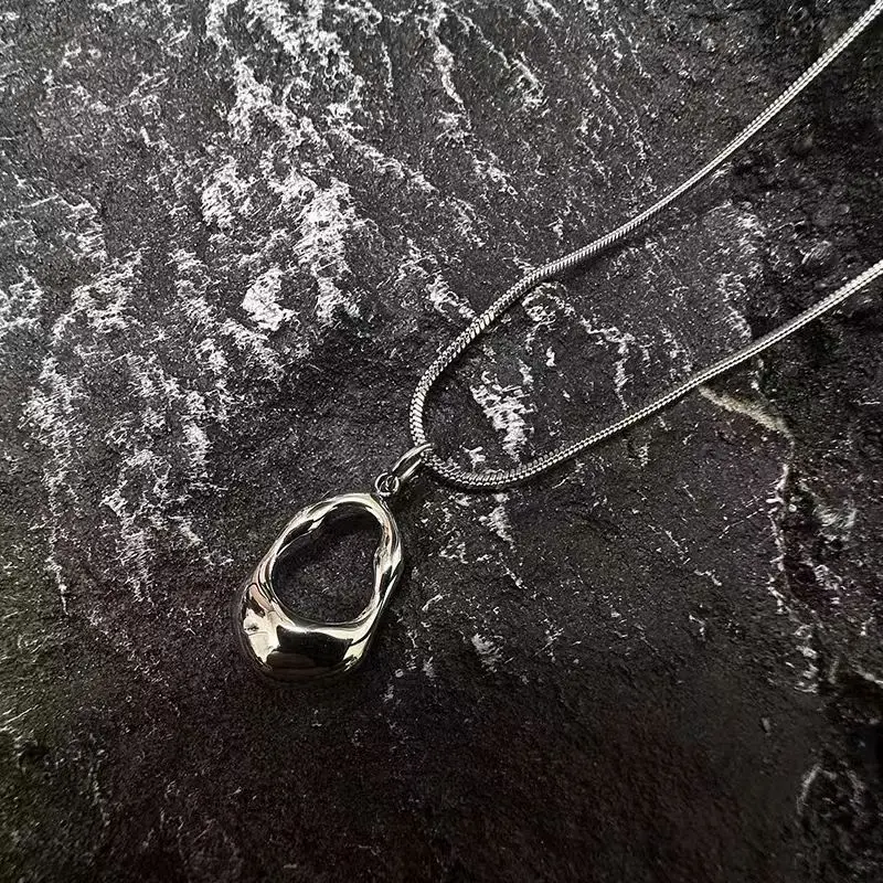 Minimalismo Collana con ciondolo a forma di goccia d'acqua scavata per le donne Regalo di compleanno di gioielli per feste con catena a clavicola con fascino squisito