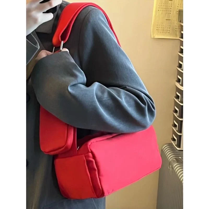 

Красная повседневная сумка для тостов, новинка 2023 года, летняя подушка с наклонным крестом, маленькая квадратная сумка, женская универсальная сумка на одно плечо подмышками, нейлоновая сумка...