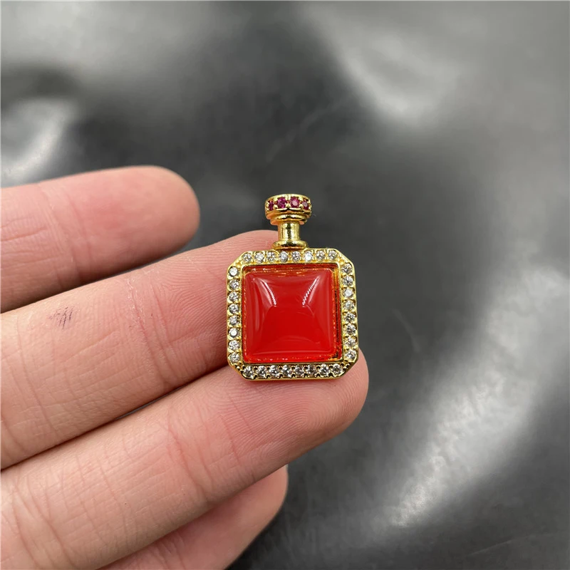 

Женский кулон из красного агата, маленький квадратный, с нефритовой вставкой.