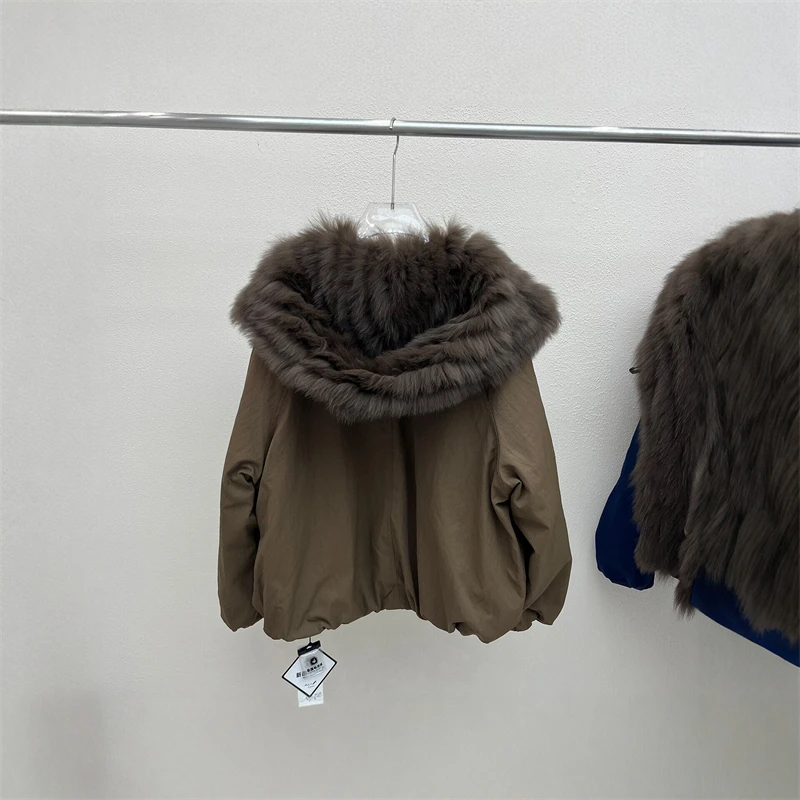 New winter style short white duck down jacket with fox fur collar high quality loose fit warm and stylish hooded coat for women.