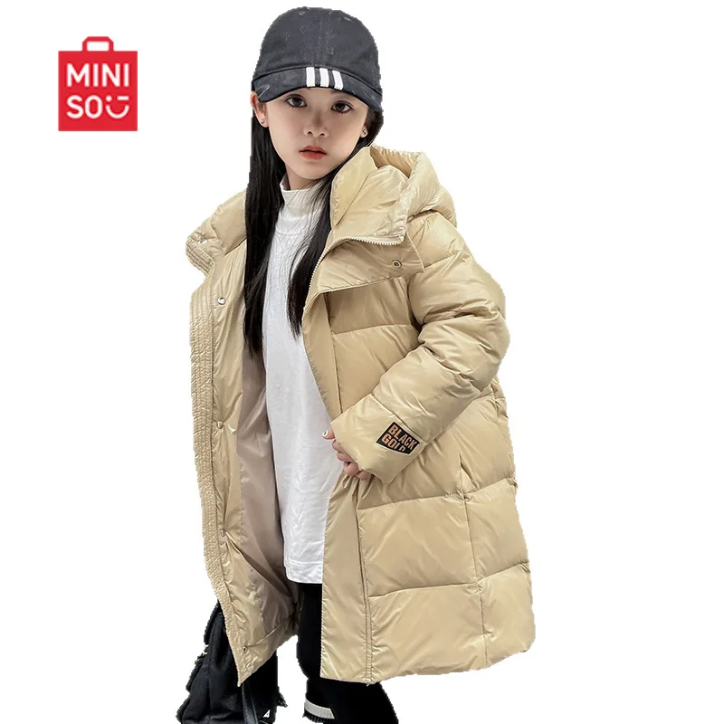 سترات MINISO للخريف والشتاء للأولاد والبنات 25 سترات طويلة جديدة للأطفال في منتصف وكبار السن باللونين الأسود والذهبي