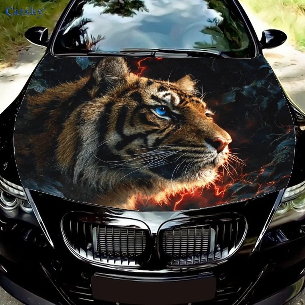 تصميم نمر حيوي مع عيون زرقاء مذهلة وتفاصيل نارية، مثالي لتزيين غطاء السيارة. قم بتعزيز نمط مركبتك #1