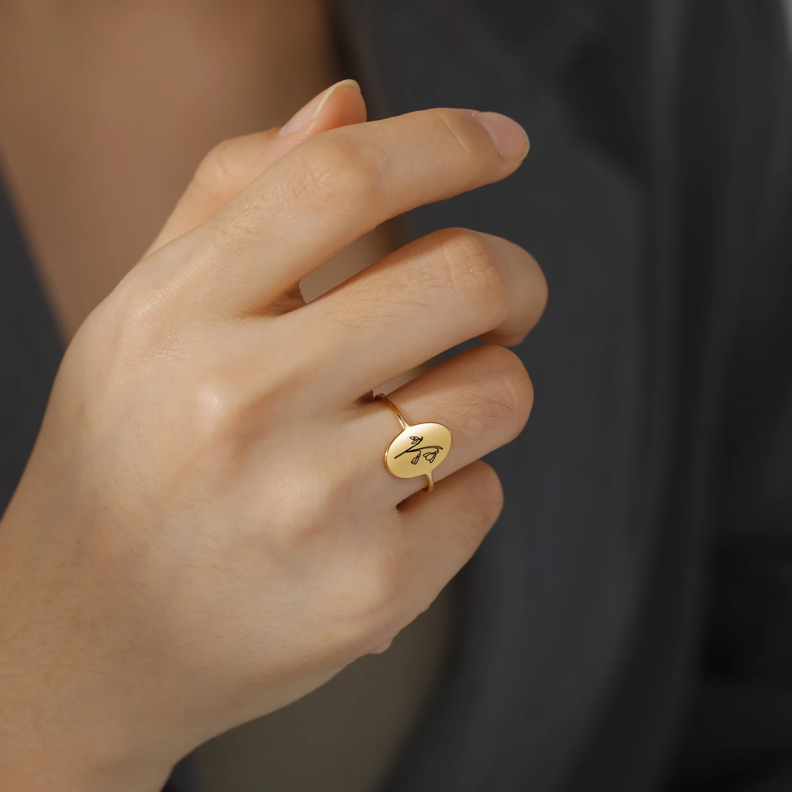 12‑Months‑Birth‑Flower Oval‑Signet‑Shape Stainless‑Steel Ring for Women, Daisy Violet Floral Detail Aesthetic Finger‑Jewelry, Ideal Birthday Gift for Her