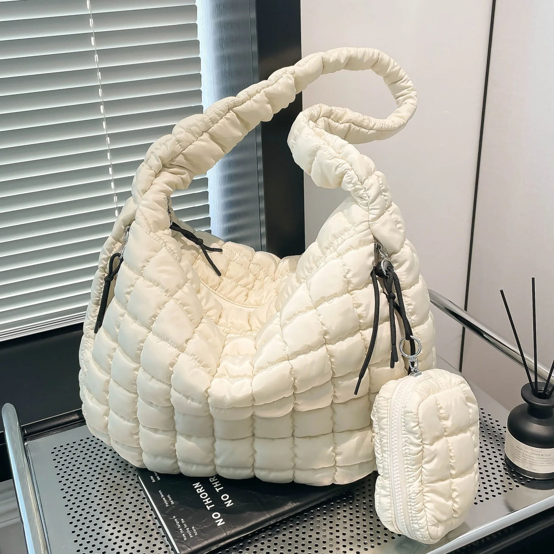 大容量レディース-トートバッグ-おしゃれ-ショルダーバッグ-ダウンコットン-脇下-クラウド折りたたみバッグ-越境ベストセラー
