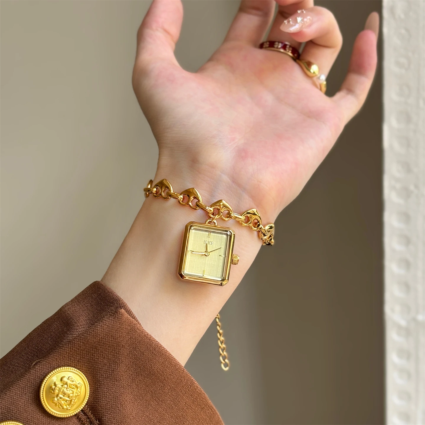 

Exquisite personality niche light luxury design square watch female student temperament versatile metal chain quartz watch