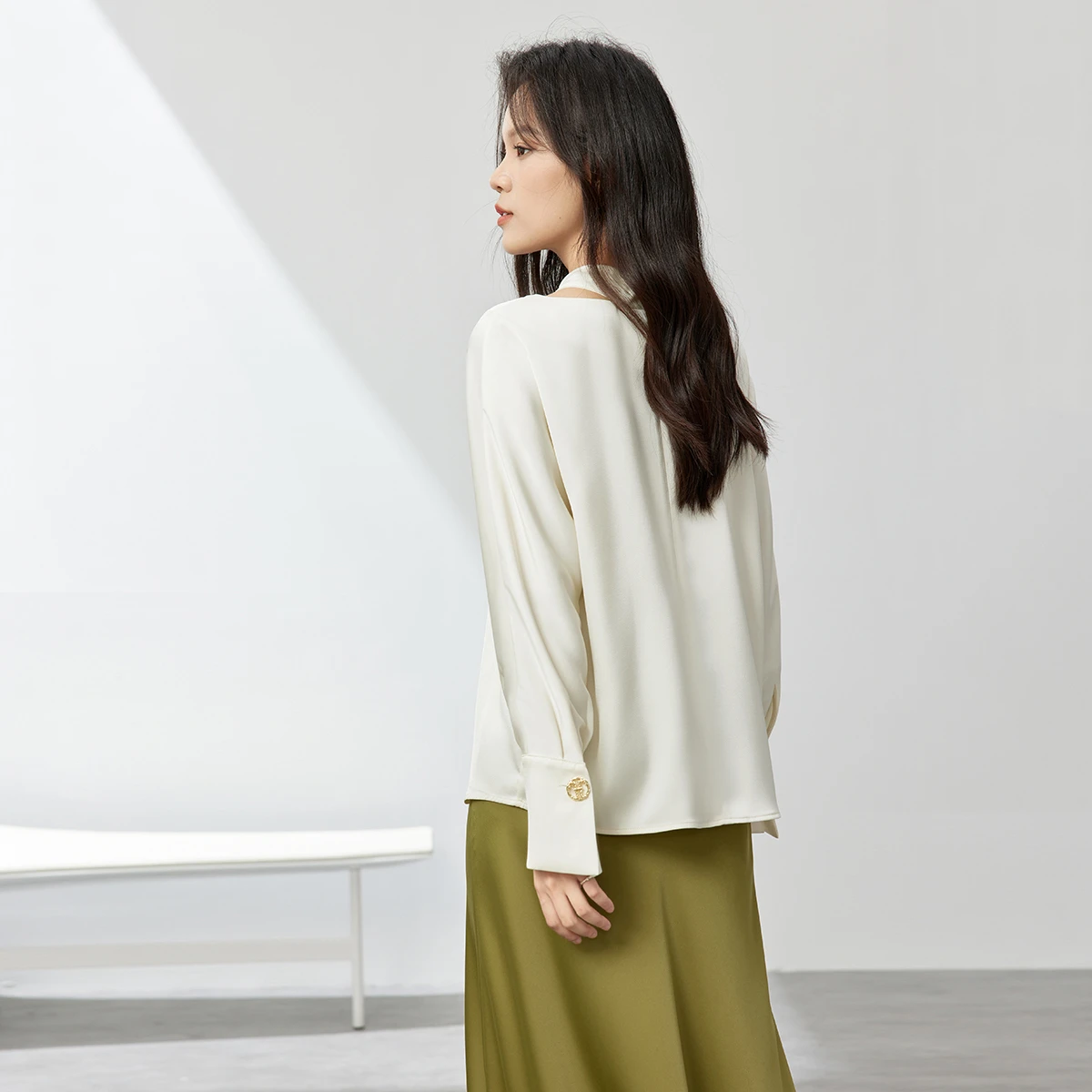 SENTUBILA Women's Temperament Chiffon Shirt 2025 Autumn Commuter Neck Hollow Design Blouse Solid Semi-turtleneck Tops 141V54187X