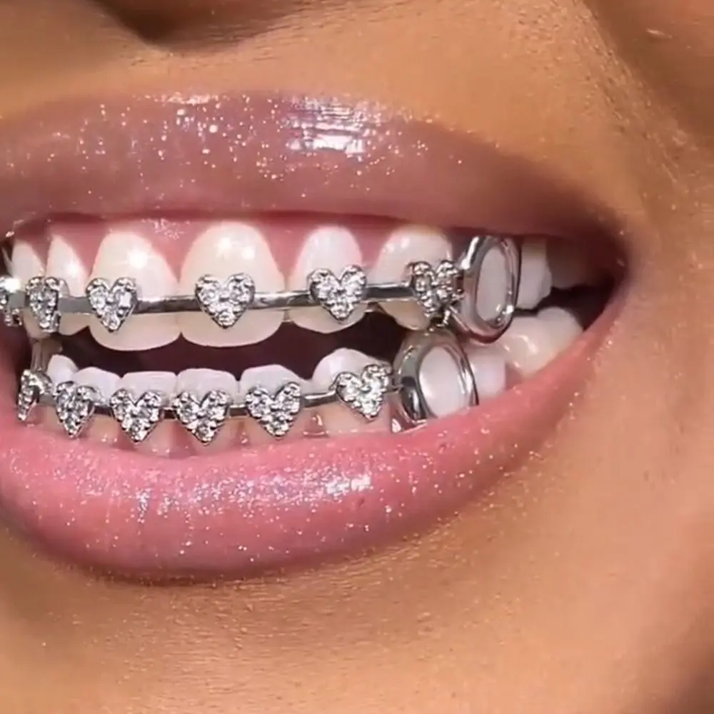 Parrillas dentales de Hip Hop a la moda, tapas de dientes de circón brillantes dobles, soportes de taladro de amor huecos simples, corona Dental